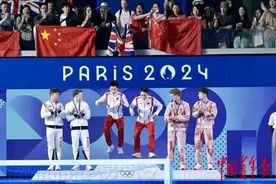 练俊杰/杨昊拿下跳水第二金 郭晶晶以裁判身份现身赛场图片