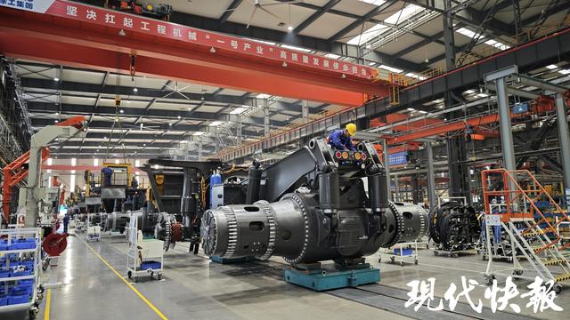 活力中国调研行｜从《流浪地球2》“网红”到无人驾驶智慧矿车，徐工“钢铁巨擎”逐绿而行