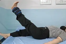 女子术后行动不便，康复训练助其恢复行走图片