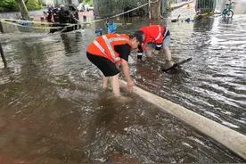 暴雨来袭！郑州城管全力防洪排涝图片