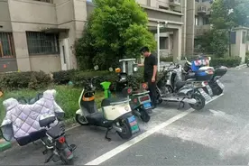 充电桩扫码支付难倒老人，数字困境如何破解？图片