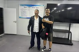 粗心大学生乘车遗落背包，公交司机热心找回获赞图片