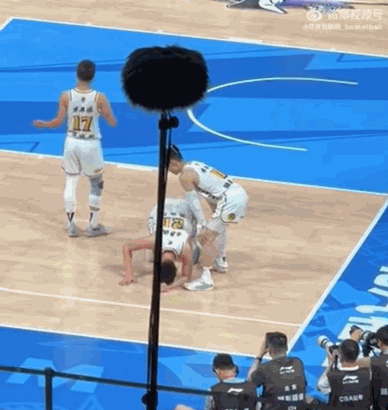 胡金秋趴在地上狂吐！孙铭徽摊手向裁判示意大秋是被肘击了！图片