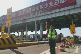 天桥收费站：服务保质量 创新显担当图片