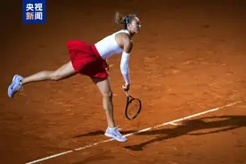 鏖战三个半小时，郑钦文1-2憾负高芙，止步罗马赛四强图片