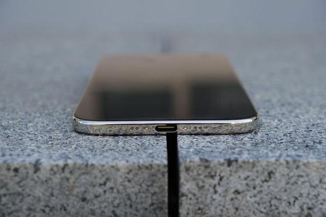 iPhone Air上手：苹果这次将手机做成了艺术品