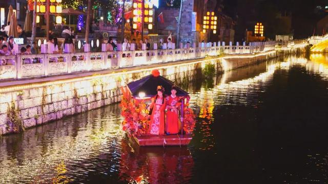 安顺古城与顾府街人气火爆 文旅融合点亮城市夜经济