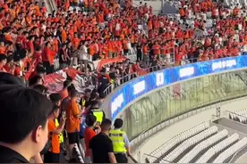 山东泰山大比分不敌上海申花，引大批球迷俱乐部门口声讨，俱乐部门牌石被砸鸡蛋图片