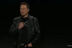 特斯拉Robotaxi亮相！鸥翼门设计，没有方向盘和踏板，马斯克亲自试乘！还推出Robovan，完全自动驾驶，可载20人图片