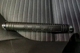 阳春一男子非法持有警棍长达三年，放在车内被查！已行政拘留图片