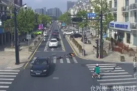 早高峰路上，母女一个危险动作，余杭辅警上演最快出警……图片