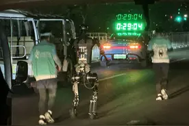 马拉松老将为人形机器人领航：“速度总有一天超过人类！”图片