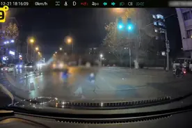 夜晚，大连街头！男子突然发现路上有个“塑料袋”，仔细看竟然是个人……图片