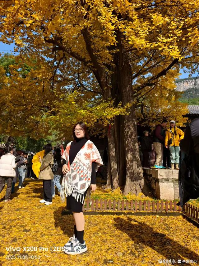 游人争相打卡灵岩寺