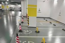 标识不清，收费不一，屡被占用：无障碍停车位如何才能真的“无障碍”？图片