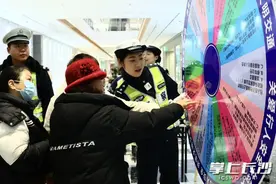 超有趣！岳麓交警开展行人交通安全活动，为市民播撒交通安全种子图片