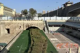 出了火车站即见碧波荡漾 护城河西安火车站段开挖预计年底完工图片