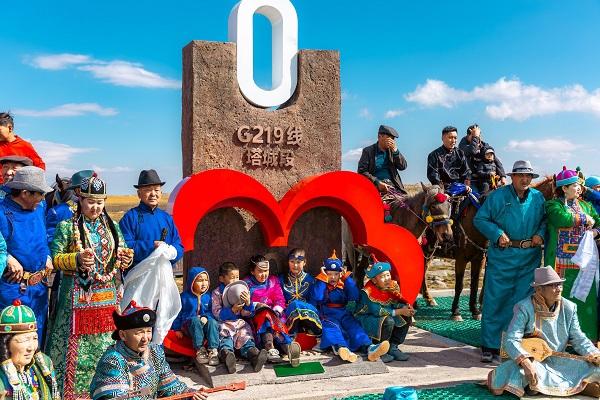 歌舞快闪燃动申城，新疆塔城邀上海市民探秘“油画草原圣地”
