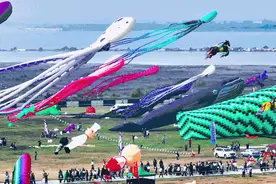 潍坊风筝别太抽象，谁把俺“姨”给放天上了？图片