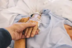 闪电律解｜清洁工闻了雇主家臭肉突发脑梗 责任谁担？律师：谁主张谁举证图片