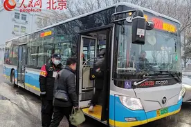 强降雪中的北京公交司机：提前“热车”降低车身 温暖乘客出行路图片