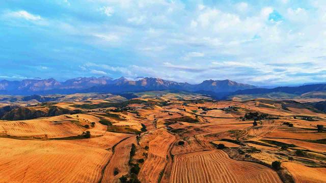江布拉克：万亩旱田铺霞光 夕阳流云共画屏