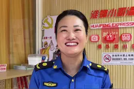 找到了！冒着暴雨下车推轮椅老人的，是名城管队员图片