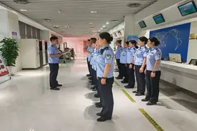 灞桥公安：让暑期办证高峰变“服务高峰”图片