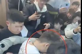 与粉丝切磋，冠军运动员见面会被人用水瓶砸到后脑勺，气愤离场图片