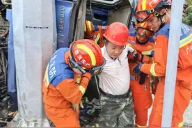 刹车失控，货车追尾导致司机被困图片