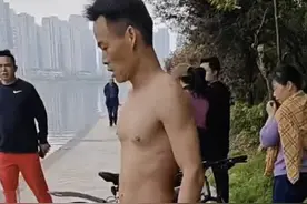 男子骑车坠入梅溪湖，长沙大哥跳进湖里连人带车救上岸：去年在这救了个小孩图片