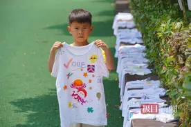 童趣六一艺术节，孩子们手绘2000件T恤图片