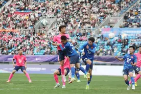 燃情省城市足球联赛！ 镇江队3:2首战告捷，绿茵场沸腾图片