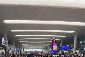 候车厅热得让人直冒汗，杭州东站：空调通宵运行、加装冷风机图片
