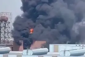 江杨南路附近一废弃厂房起火，消防部门迅速到场灭火图片