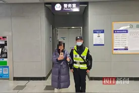 女子价值8000余元的手机遗失在地铁车厢，武汉民辅警接力找寻8天物归原主图片