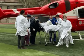 一架直升机，紧急降落大学操场！图片