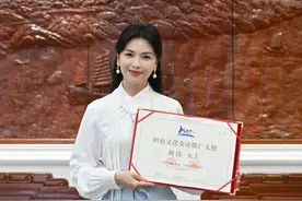 演员刘涛向妈祖敬献寿桃，身旁这位党派成员您认识吗图片