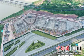 四川南充国际会展中心6000吨钢结构安装完成图片