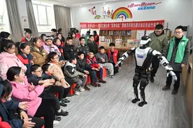 图片新闻｜大学生“雷锋”点燃小学生“科技梦”图片