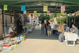 社区里暖流涌动！他们用摆摊，让闲置物品“闹猛”起来图片