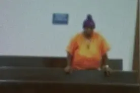 美国女子用胶带封住7岁女孩的嘴，并把她锁在狗笼里图片