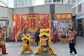 揭阳舞狮小女孩走红后续：与舞狮队同框起舞，“小狮子”找到了“大狮群”图片