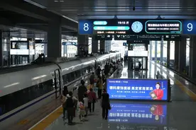 重庆深圳间加开夕发朝至高铁动卧列车图片