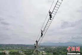 湖南岳阳全长300米“绝壁天梯”建成 游人体验惊险刺激图片