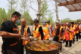 虞城爱心人士请120余名环卫工免费吃饭图片