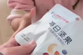 拍客｜爸爸出差把飞机餐当礼物送给3岁女儿：带着爸爸体温的礼物，女儿很开心图片