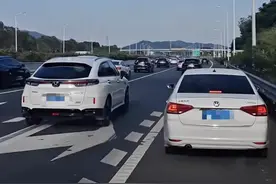 网友疯狂交警！婴儿急救途中被挡在应急车道？后续来了……图片