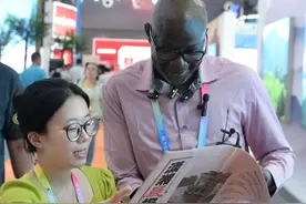 记者把这张报纸送给来自非洲的农民，他看到袁隆平之后眼含泪水图片