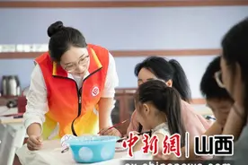 山西襄垣：惊喜碰撞 青少年邂逅新型材料壁画图片